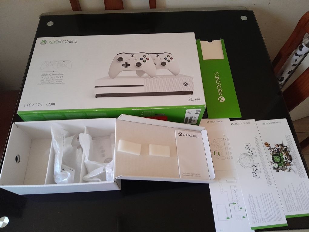 Caixa xbox one s completa