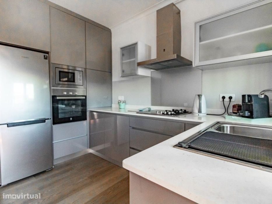 Apartamento com garagem fechada e arrumo