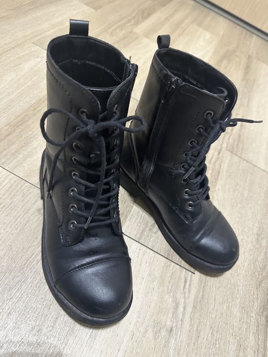 Kozaki botki trzewiki wiązane czarne za kostkę suwak