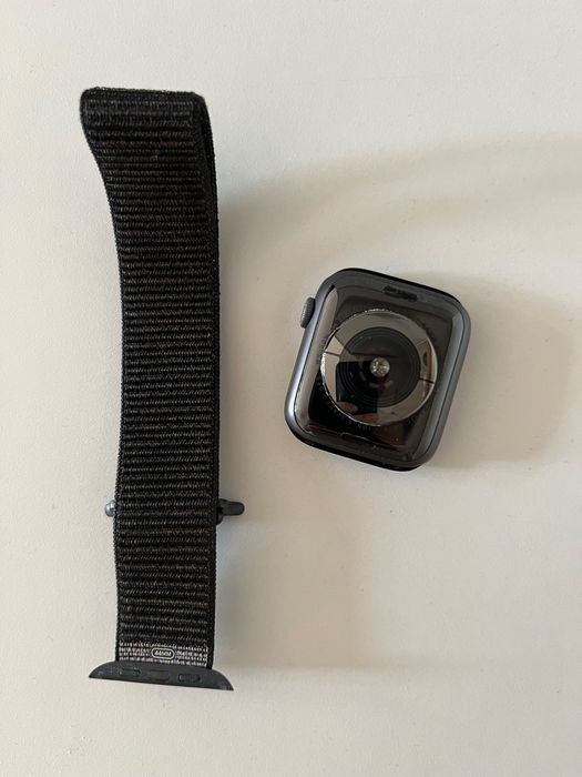 Apple Watch Series 4 (GPS) 44 mm — Space Gray Aluminum