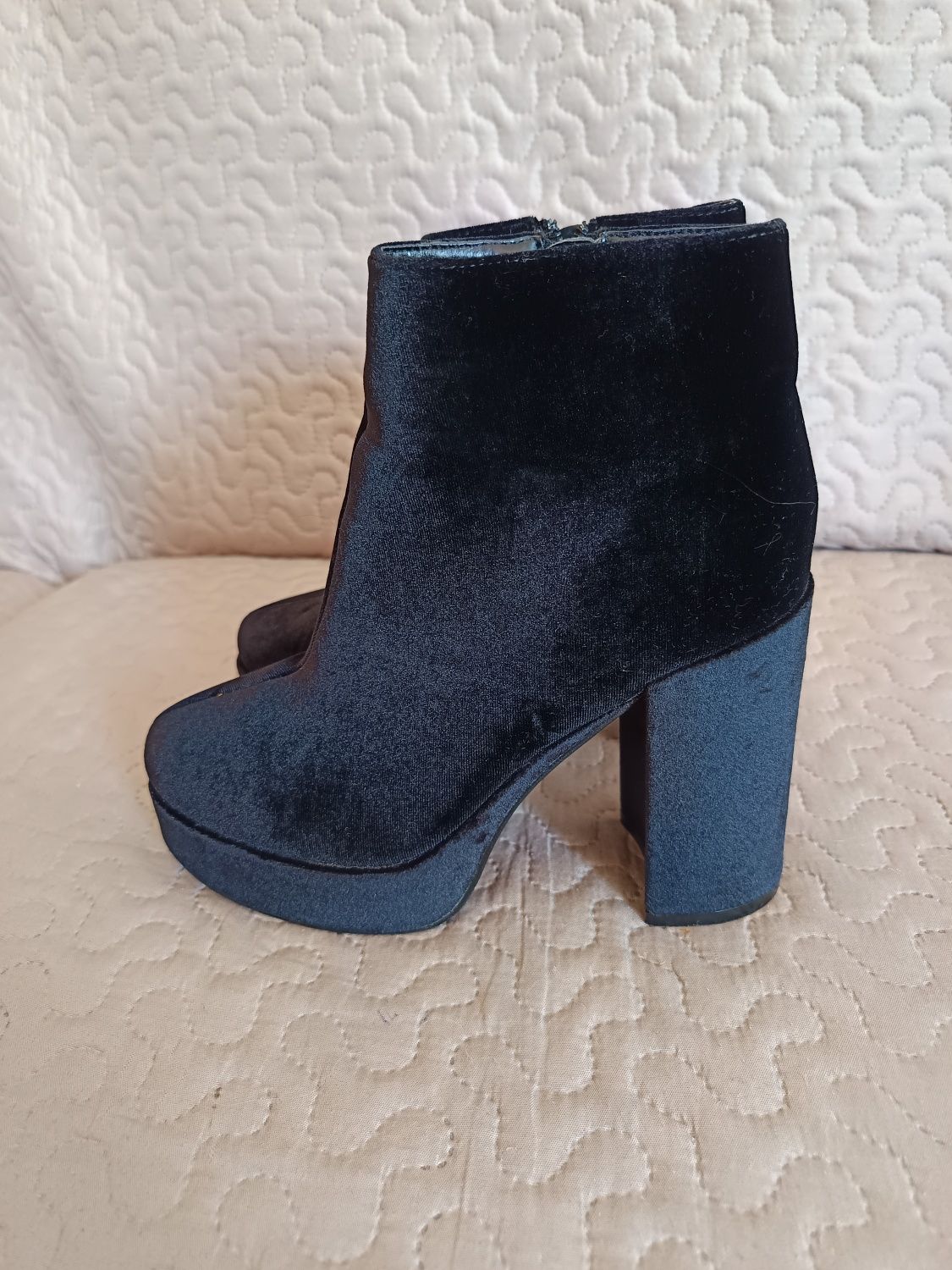 Vendo botas com tecido tipo veludo.