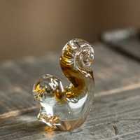 Szklana wiewiórka ręcznie wykonana z wstęgą w bursztynowym kolorze
