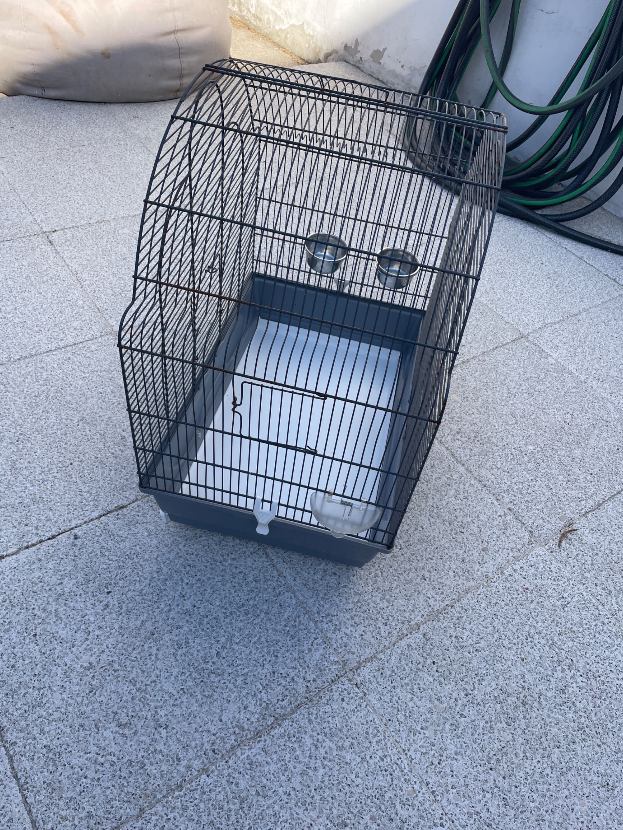 Gaiola espaçosa para aves de pequeno e médio porte