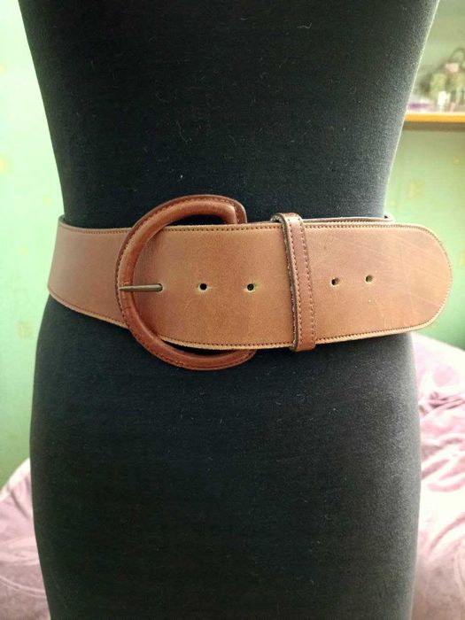 Стильный кожаный ремень пояс с обтянутой пряжкой