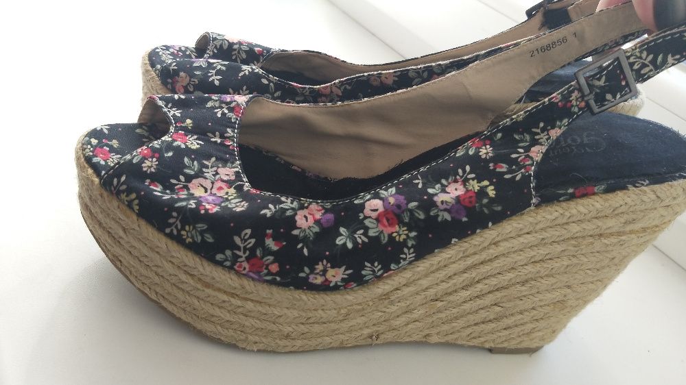 Босоножки на платформе в цветочек