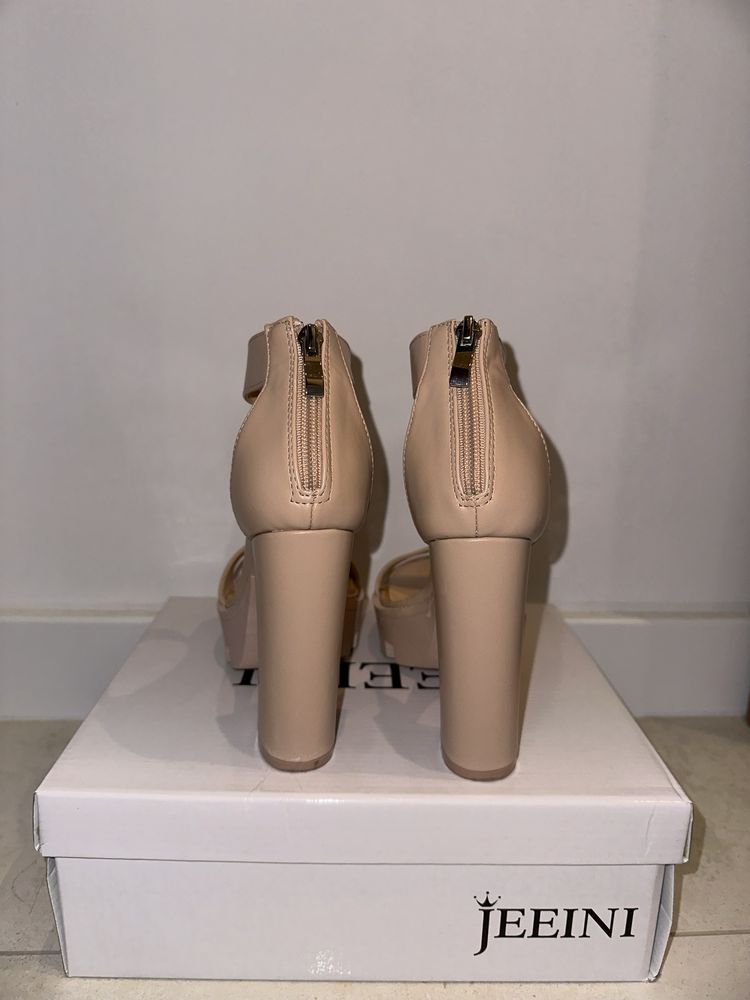 buty na wysokim obcasie