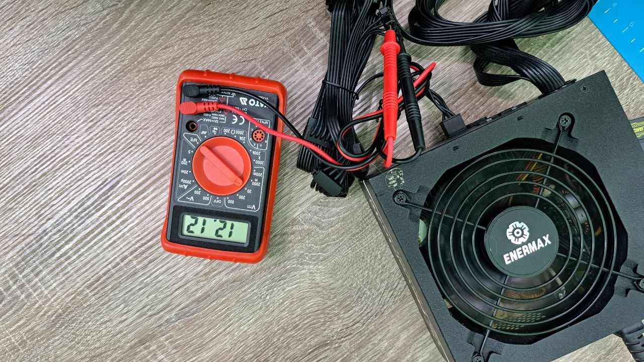 Блок живлення 
Enermax ERB700AWT