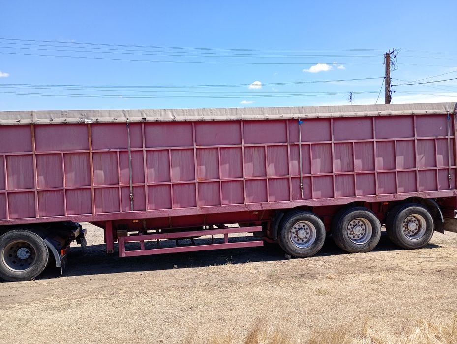 Напівпричіп зерновоз в доброму стані.