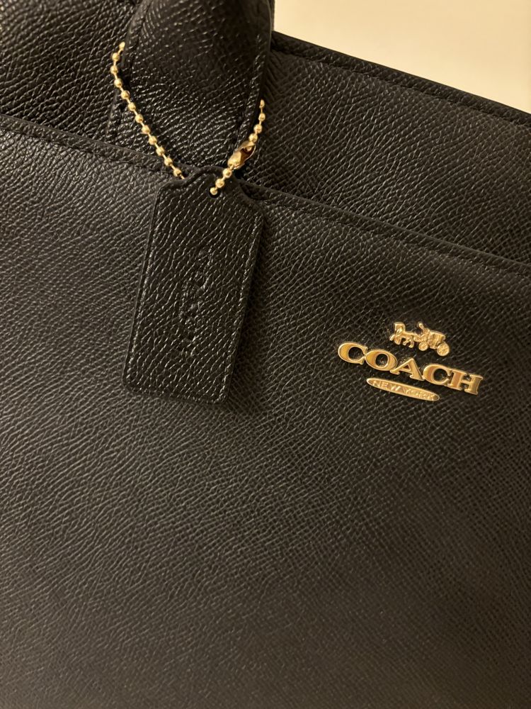 Mala em pele da Coach. Com saco. Nova.