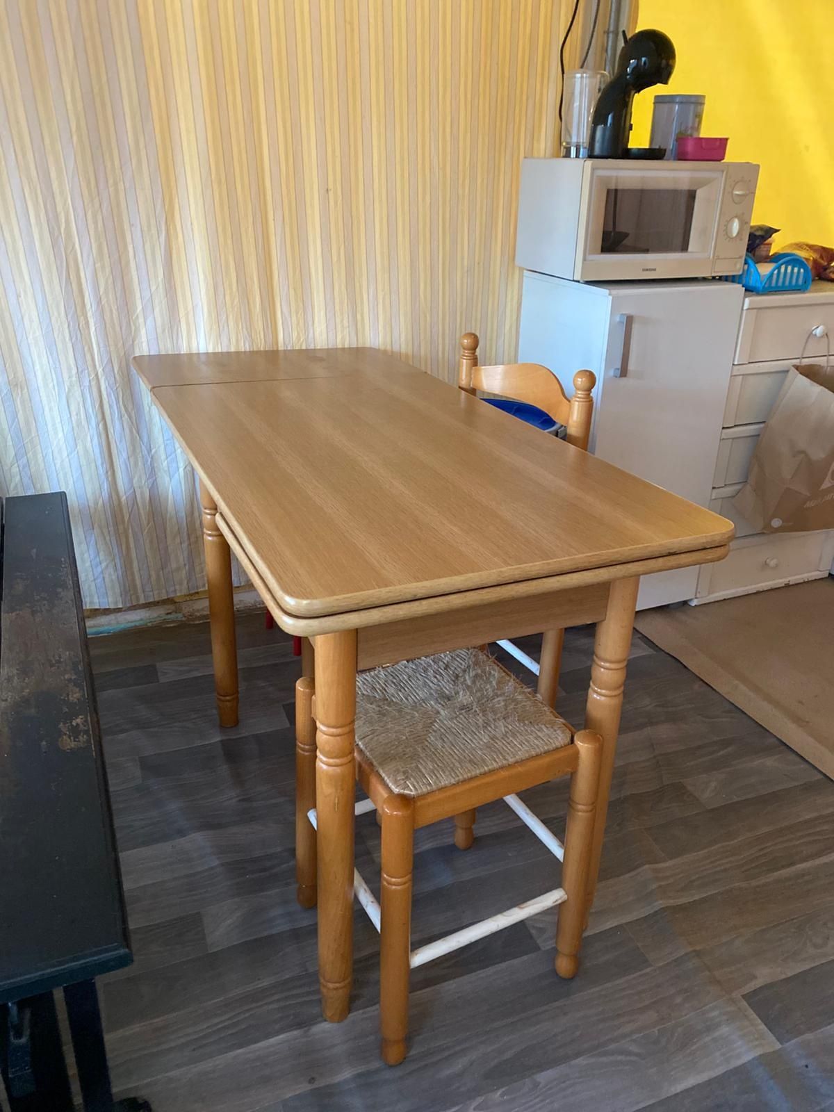 Vendo mesa de cozinha extensível com 2 banco e uma cadeira