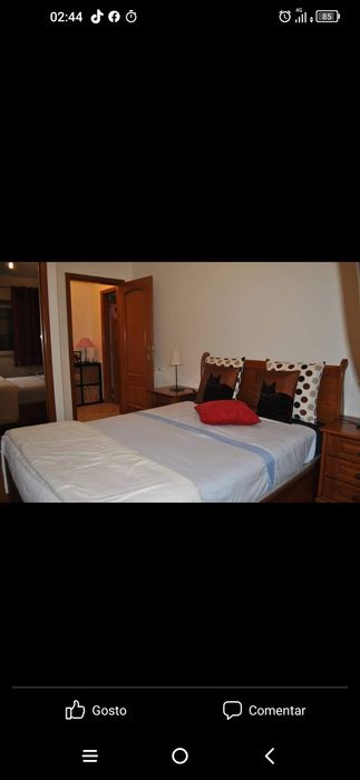 Quarto de casal com gavetas,, cómoda com espelho , mesas de cabeceira,