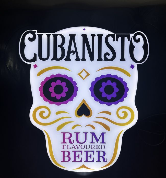 Reclamo luminoso Cubanisto