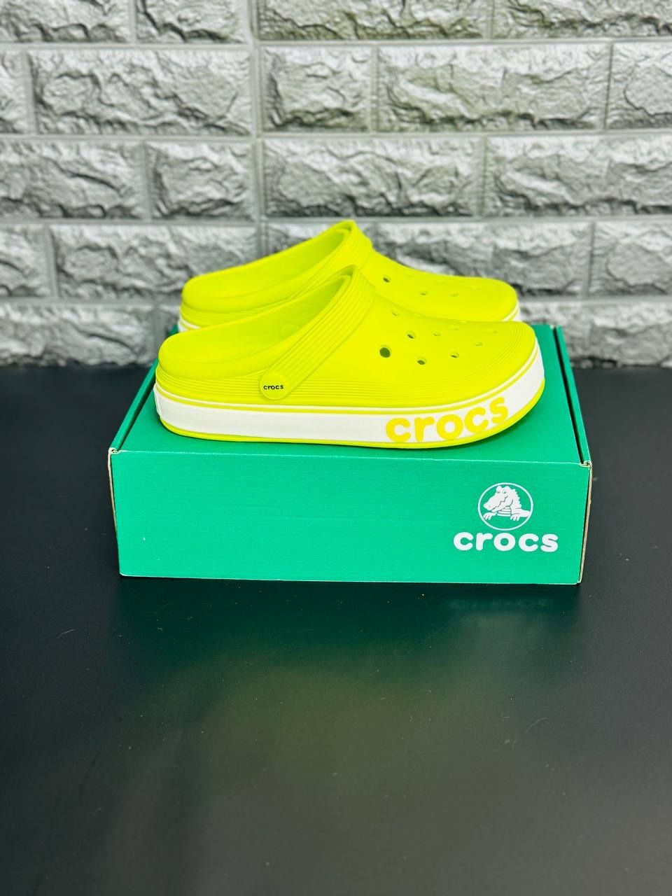 Яркие шлёпанцы Crocs салатового цвета 36-41