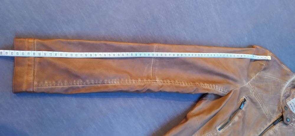 Brązowa kurtka ramoneska