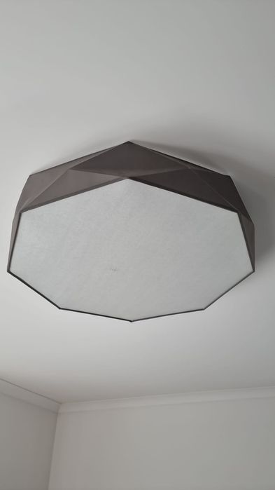 Piękna nowoczesna lampa do salonu i sypialni