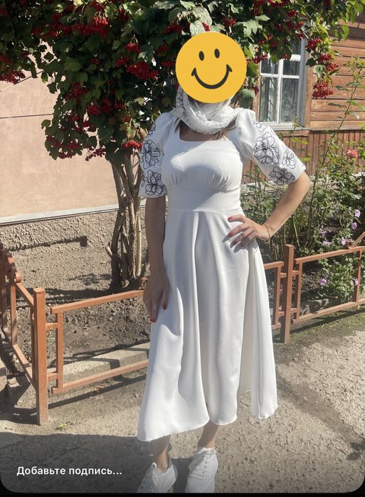 Біла сукня, ідеально сідає по фігурі