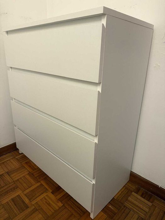 Cómoda branca de 4 gavetas JYSK