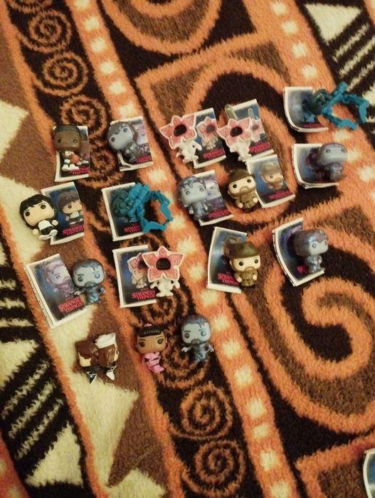 sprzedam 17 figurek stranger things