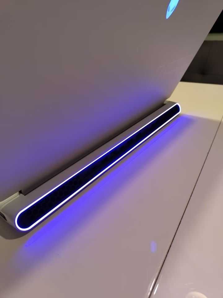 Dell Alienware X17 R1. I9 11980HK RTX3080 16GB 64GB DDR4 2TB NVME