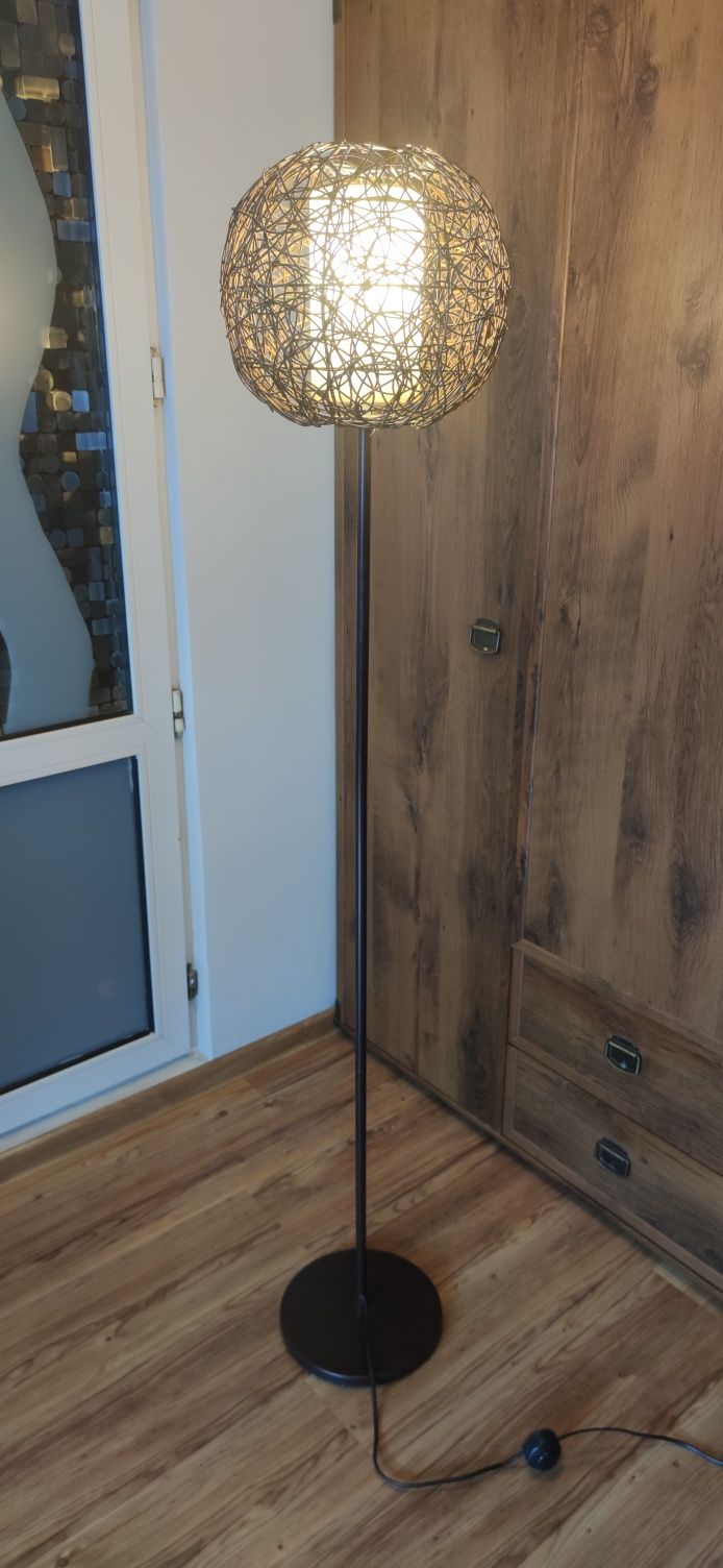 Lampa stojąca podłogowa