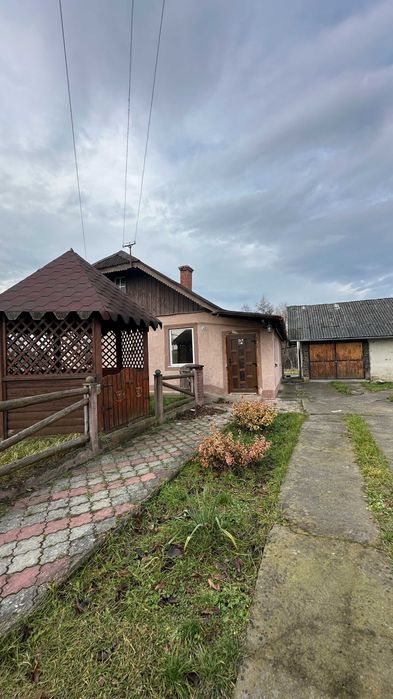 Продається будинок біля міста