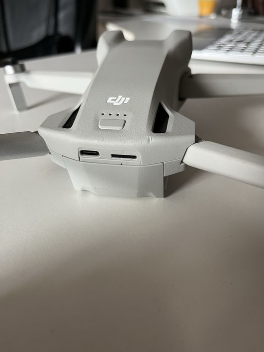 Dji Mini 3 e dois comandos