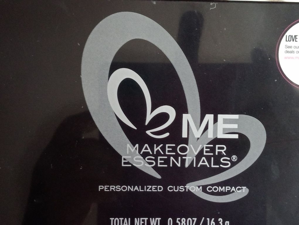 Makeover Essentials Personalized Custom Compact
Paletka .
CE