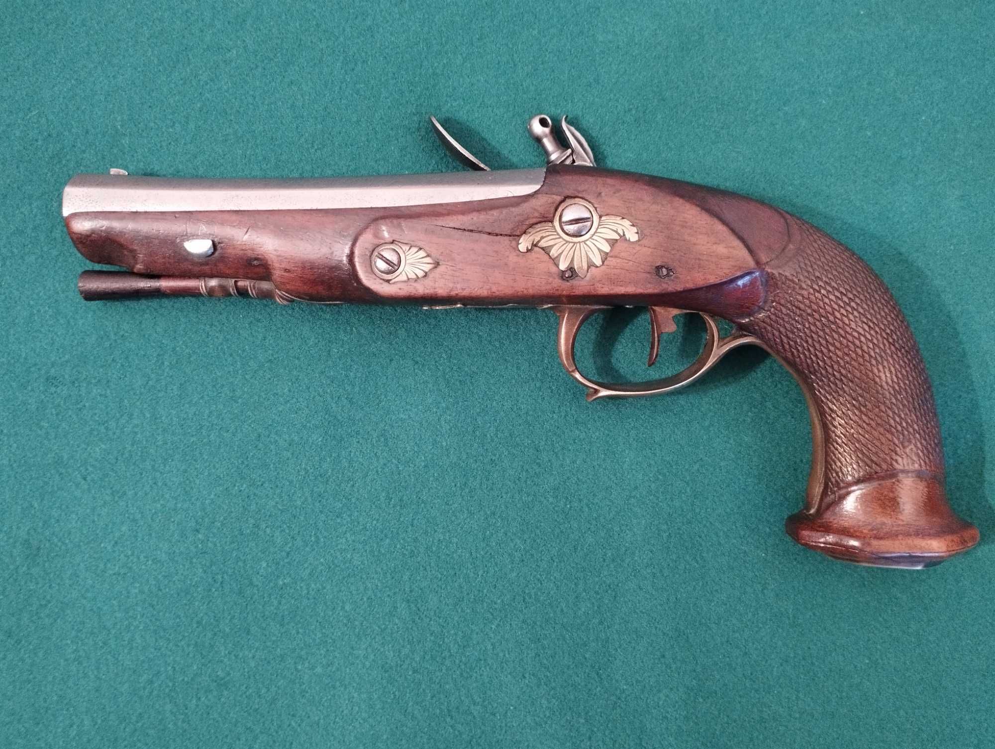 Pistola de oficial de pederneira  feita   em Liége,  final  séc. XVIII