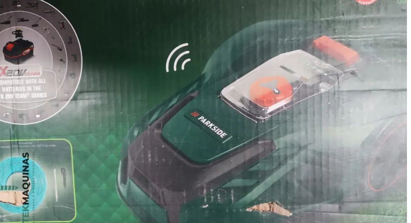 Robot Corta Relva Parkside com uma racha na carapaça