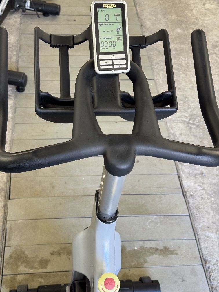 Велосипед спинбайк Technogym