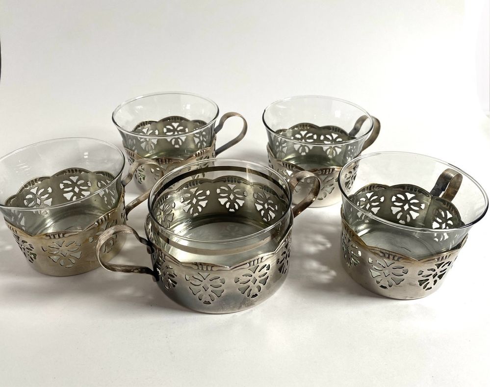Stare szklanki PRL z metalowymi koszyczkami zestaw do herbaty kawy