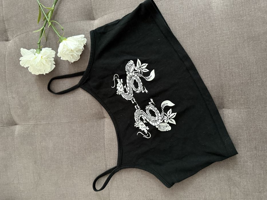 Czarny krótki top ze smokami rozmiar S