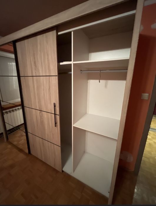 Nowoczesna szafa przesuwna z lustrem – świetny stan!