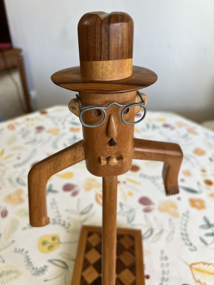 Escultura em madeira - Fernando Pessoa