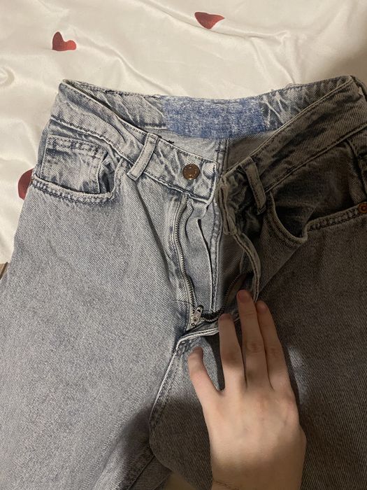 Джинсы с разрезами внизу