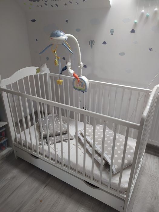 Drewniane łóżeczko niemowlęce 120x60cm z szufladą i materacem + gratis