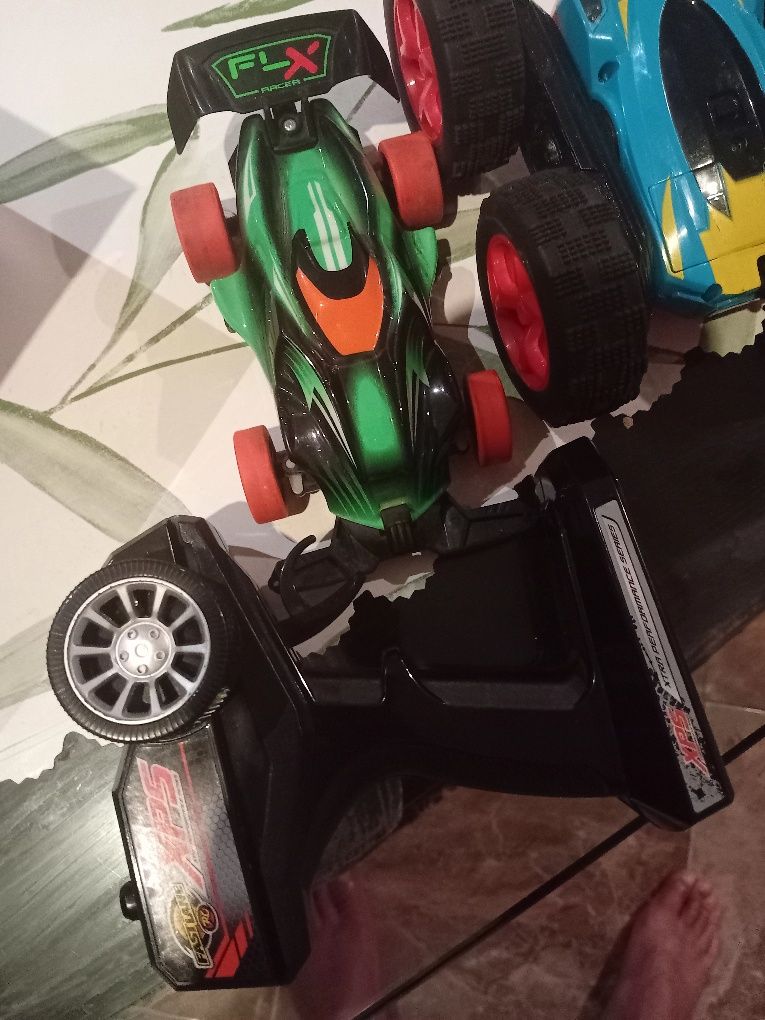Dois carros telecomandados