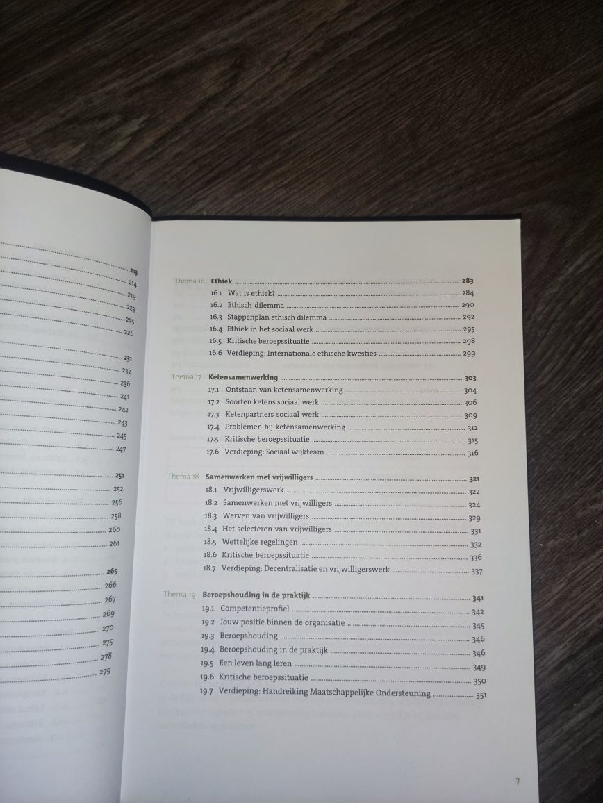 Książka po niderlandzku Sociaal werk (Praca socjalna)