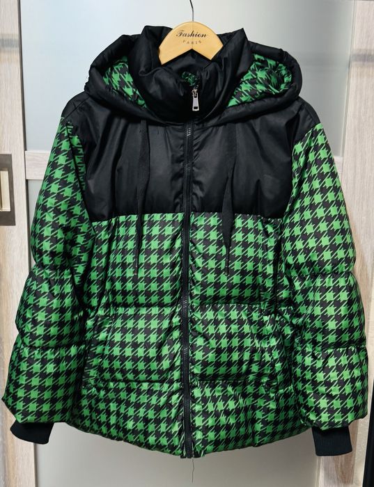 Модная стильная курточка с капюшоном S-M размер