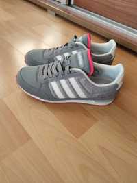 Szare buty Adidas.