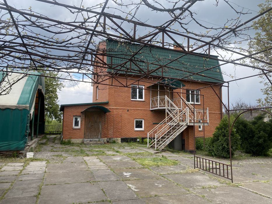 Земельна ділянка 1,05 Га, з будинками, фасад траси, 20 км. від міста.