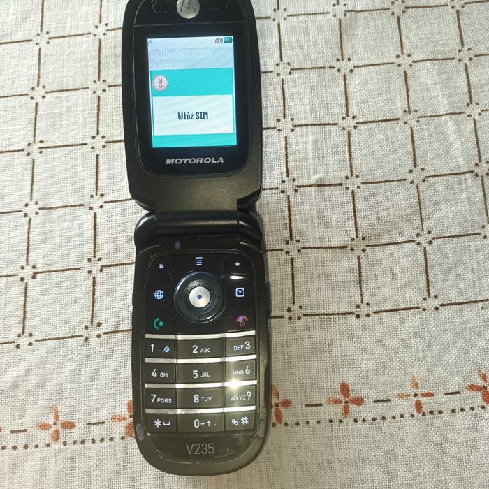 LG KP 235 - kompaktowy i stylowy telefon z aparatem.