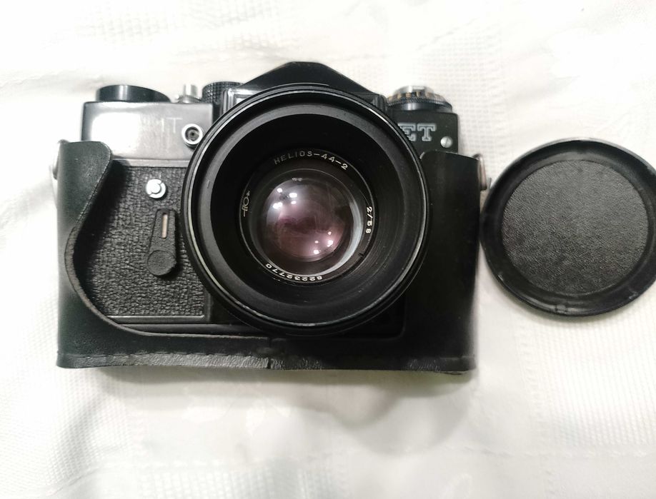 Советский объектив Гелиос 44-2 с фотоаппаратом Зенит ЕТ