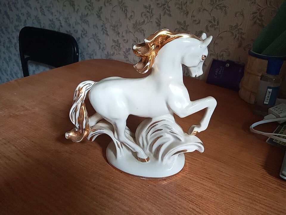Статуэтка фарфоровая" Конь златогривый "
