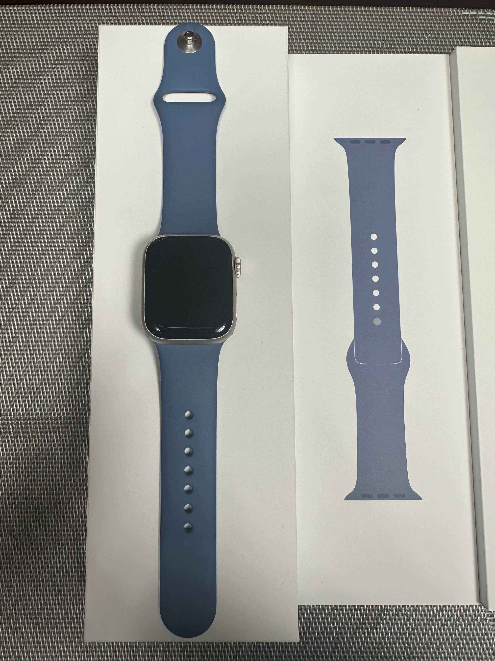 Apple Watch Series 9 41mm Starlight (złoty) z błękitnym paskiem