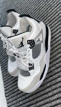 Jordan 4’s Size 8