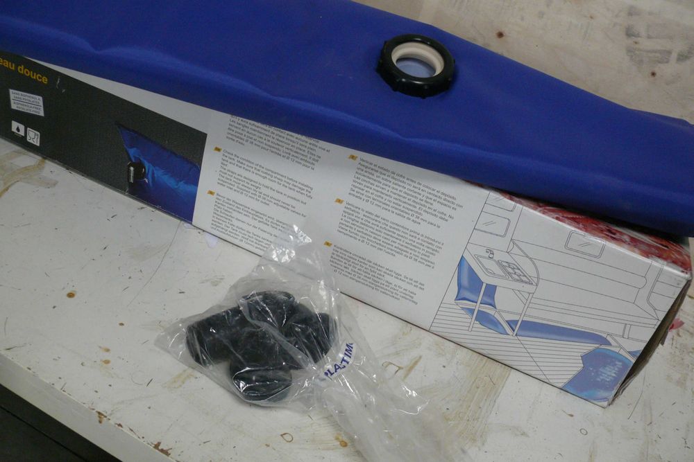 Depósito de água doce flexível da marca Plastimo.