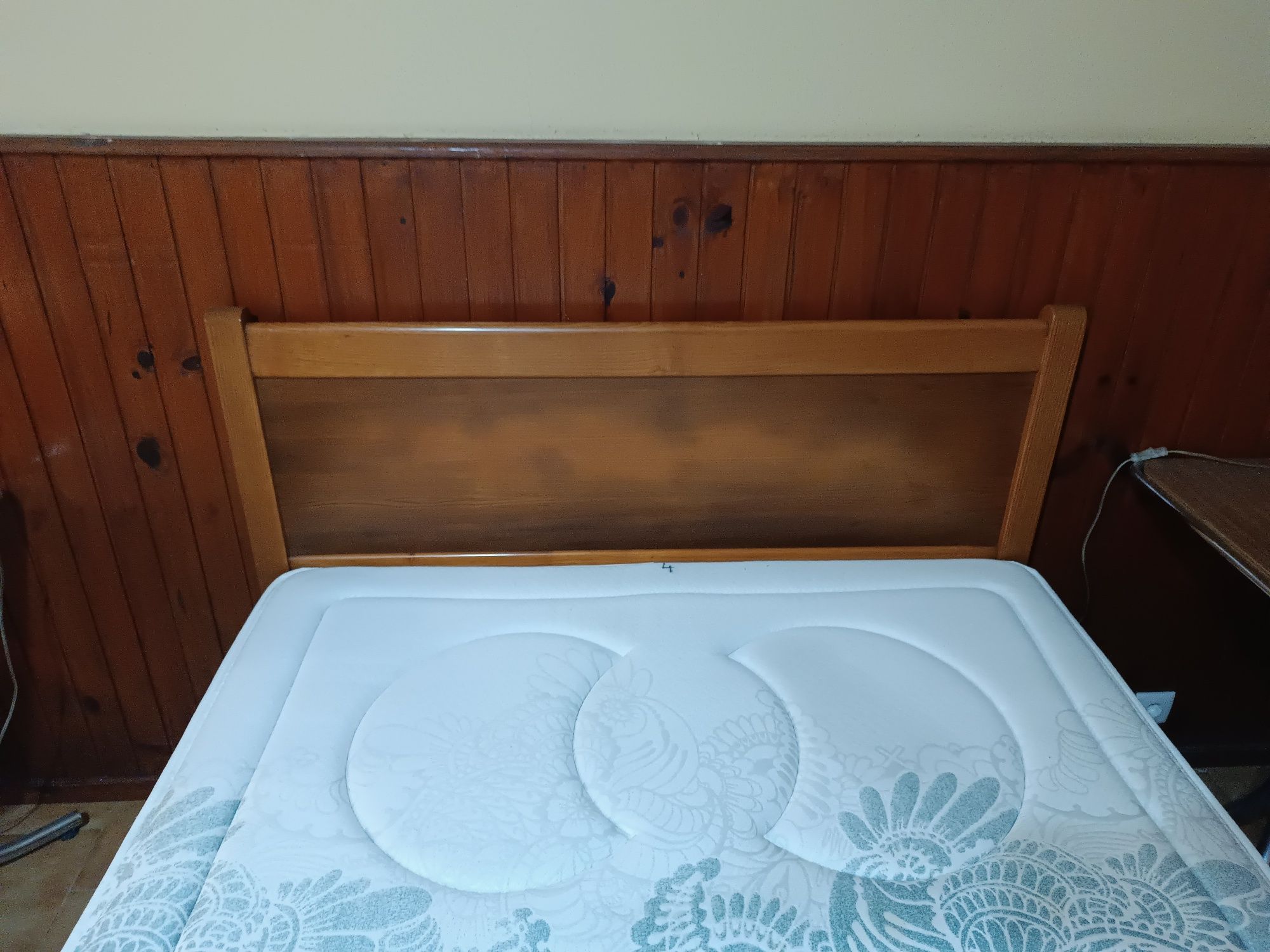 Cama de casal com colchão molaflex