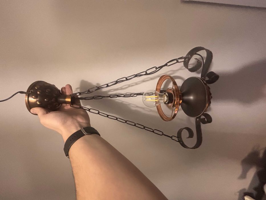 Żyrandol PRL - czarno- miedziany. Bez klosza. Sprawny.