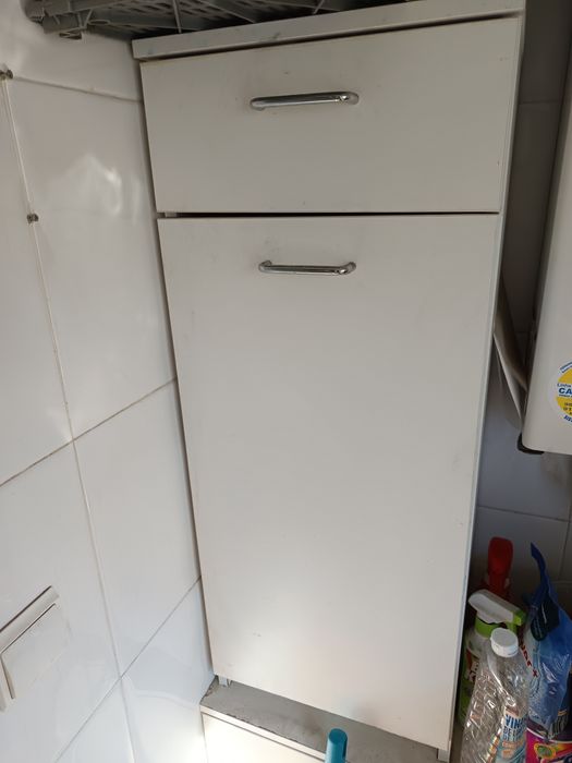 Móvel branco para arrumação